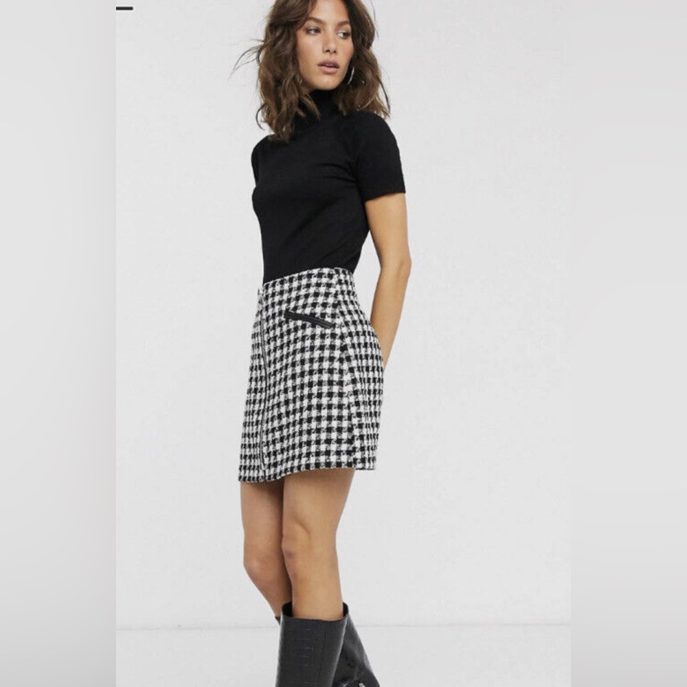 STRADIVARIUS Tweed Mini Skirt With Zipper.  Size  4. Perfect condition!
